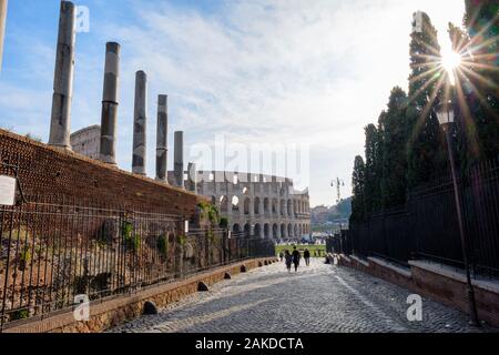 Gli edifici dell'antica Roma, via Sacra che si affaccia sul Colosseo, il foro Romano, il Colosseo di Roma Roma, Italia Foto Stock