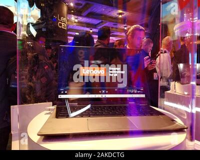 Las Vegas. Gen 8, 2020. Foto scattata a Gennaio 8, 2020 mostra un Lenovo 5G personal computer al 2020 Consumer Electronics Show di Las Vegas, Stati Uniti. Della Cina di tech giant Lenovo ha lanciato il primo al mondo 5G personal computer alla corso 2020 Consumer Electronics Show di Las Vegas, per la prima volta portando 5G la connettività a un premio di esperienza di computing oltre la tecnologia dello smartphone. Credito: Wu Xiaoling/Xinhua/Alamy Live News Foto Stock