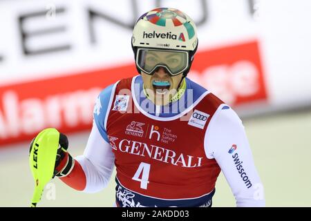 8 gennaio 2020, Madonna di Campiglio, Italia; FIS Coppa del Mondo di sci alpino maschile di slalom notturno a Madonna di Campiglio, Italia su Gennaio 8, 2020, Daniel Yule (SUI) festeggia al traguardo Foto Stock