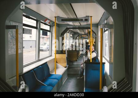 Ad alta velocità sul tram la strada della citta'. Moderno Tram in Dusseldorf, Germania il 20 ottobre 2018. Il tram vista interna, abitacolo passeggeri Foto Stock