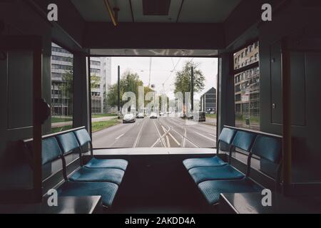 Ad alta velocità sul tram la strada della citta'. Moderno Tram in Dusseldorf, Germania il 20 ottobre 2018. Il tram vista interna, abitacolo passeggeri Foto Stock