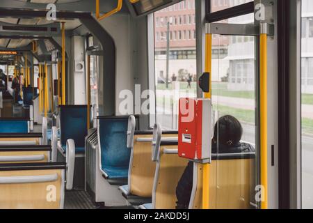 Ad alta velocità sul tram la strada della citta'. Moderno Tram in Dusseldorf, Germania il 20 ottobre 2018. Il tram vista interna, abitacolo passeggeri Foto Stock