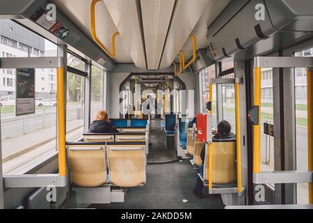 Ad alta velocità sul tram la strada della citta'. Moderno Tram in Dusseldorf, Germania il 20 ottobre 2018. Il tram vista interna, abitacolo passeggeri Foto Stock