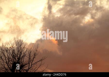 Bel cielo nuvoloso al tramonto Foto Stock