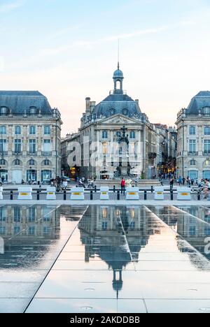 Bordeaux, Francia - 13 Giugno 2017: specchio di acqua fontana sulla Place de la Bourse di Bordeaux, regione Nouvelle-Aquitaine, Francia. Uno dei più popolari Foto Stock