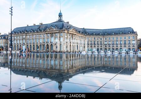 Specchio di acqua fontana sulla Place de la Bourse di Bordeaux, regione Nouvelle-Aquitaine, Francia. Una delle più popolari attrazioni a Bordeaux Foto Stock