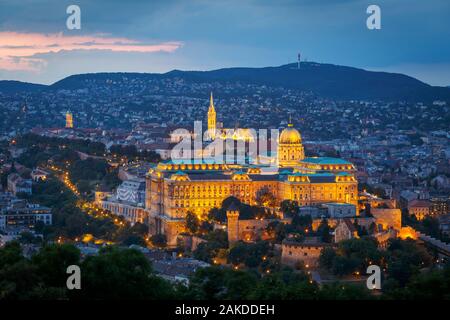 Vista del castello di Buda dalla Cittadella di Budapest, Ungheria. Foto Stock