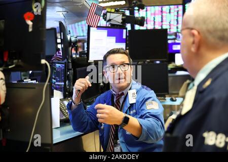 New York, Stati Uniti d'America. Gen 8, 2020. I trader lavorano presso il New York Stock Exchange di New York, gli Stati Uniti, a gennaio 8, 2020. Stati Uniti scorte superiore finito il mercoledì come i timori del mercato sono stati parzialmente scaricata dopo che il presidente Donald Trump's commenti su Iran del missile colpisce contro basi iracheno di alloggiamento delle forze degli Stati Uniti. Il Dow Jones Industrial Average saltato 161.41 punti, o 0,56 percento, a 28,745.09. S&P 500 aumentato 15,87 punti, o 0,49 percento, per 3,253.05. Il Nasdaq Composite Index rose punti 60.66, o 0,67 percento, per 9,129.24. Credito: Wang Ying/Xinhua/Alamy Live News Foto Stock