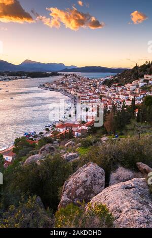 Vista di Poros Island e le montagne della penisola del Peloponneso in Grecia. Foto Stock