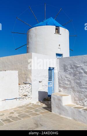 Il vecchio mulino a vento tradizionale nel villaggio di Artemonas sull isola di Sifnos in Grecia. Foto Stock