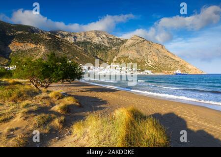 Vista del villaggio di Kamares a Sifnos isola dalla spiaggia. Foto Stock