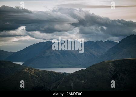 Lago Wakatipu visto dall'alto nelle montagne vicino Queenstown, NZ Foto Stock