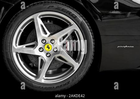 LUQA, MALTA - DIC 11 - Dettaglio immagine raffigurante il cavallo zoccoli... il Pirelli P Zero in gomma della Pininfarina ha progettato la Ferrari al PaqPaq ghall-è Foto Stock