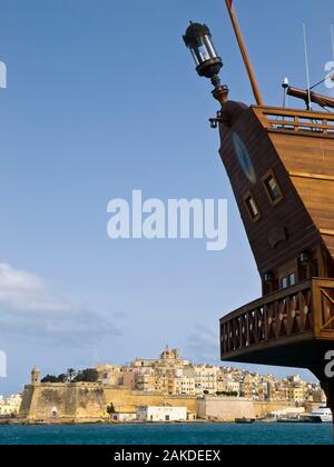 Il Grand Harbour di Malta - 7 APR - spagnolo del XVII secolo replica galeone ormeggiato a La Valletta Waterfront 7 Aprile 2010 Foto Stock