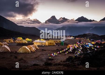 Tende di base Camp di Ama Dablam nella regione Everest del Nepal Foto Stock