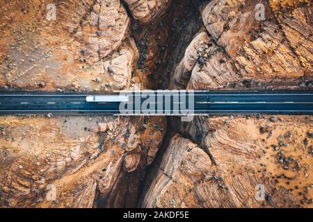 Un canyon slot con una strada di attraversamento in Arizona Foto Stock