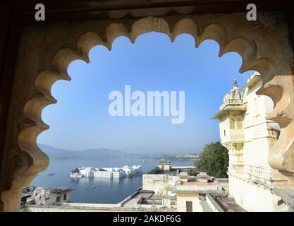 Lago Pichola come visto dal palazzo della città di Udaipur. Foto Stock