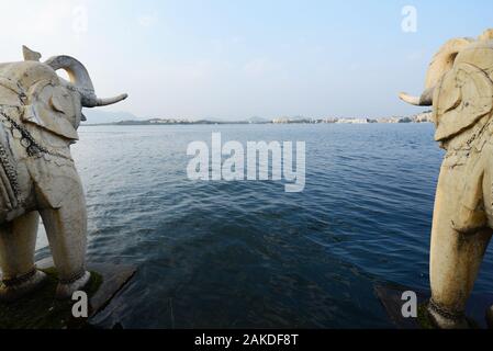 Il Bellissimo Lake Garden Palace (Jag Mandir) Sul Lago Pichola A Udaipur. Foto Stock