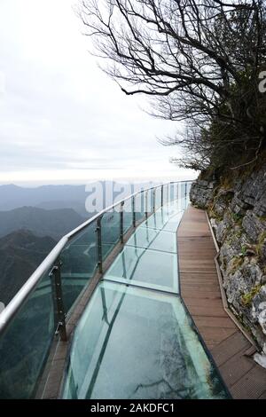 Ponti di vetro lungo sezioni del Monte Tianment a Zhangjiajie a Hunan, Cina. Foto Stock