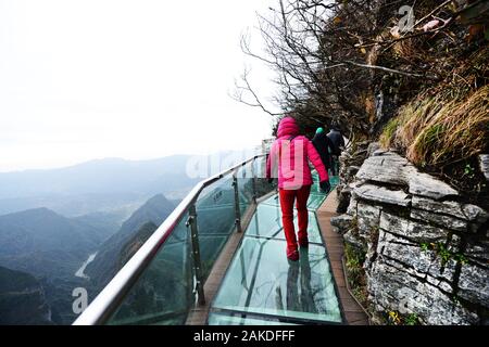 Ponti di vetro lungo sezioni del Monte Tianment a Zhangjiajie a Hunan, Cina. Foto Stock