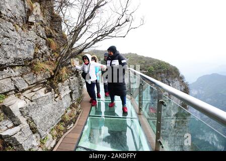 Ponti di vetro lungo sezioni del Monte Tianment a Zhangjiajie a Hunan, Cina. Foto Stock