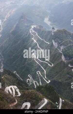 La strada tortuosa e curling nella montagna di Tianment a Zhangjiajie, Cina. Foto Stock