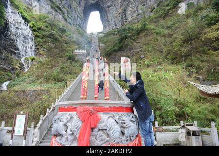 I 999 gradini che conducono alla grotta Heaven Gate sulla montagna Tianment a Zhangjiajie, Cina. Foto Stock