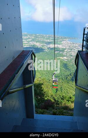 Funivia salita monte Isabel de Torres in Puerto Plata Repubblica Dominicana arriva al terminale superiore. Foto Stock