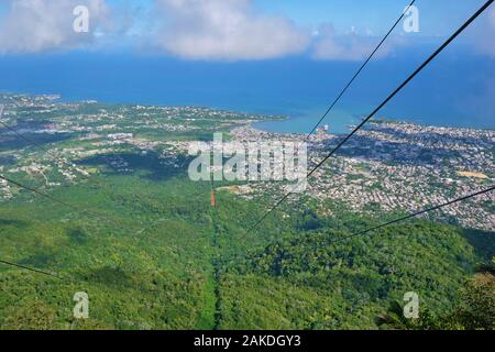 Vista aerea della città di Puerto Plata Repubblica Dominicana da una funivia salita monte Isabel de Torres. Foto Stock