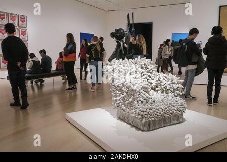 Il Museo di Arte Moderna è una grande attrazione per i turisti in Midtown Manhattan NYC, STATI UNITI D'AMERICA Foto Stock