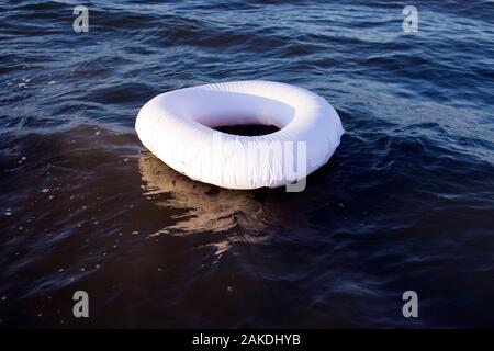 Bianco anello di flottazione sul mare blu, concept, la sicurezza in acqua, Life Saver Foto Stock