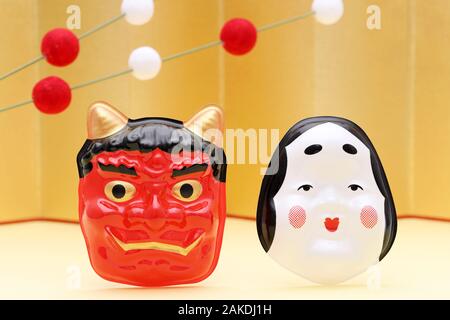 Giapponese Setsubun tradizionale evento, maschere del demone e okame sono utilizzati su un evento annuale Foto Stock