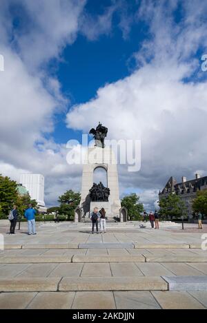 Il National War Memorial, intitolato La risposta è un alto, granito memorial arch rifornito con sculture in bronzo di Ottawa. Foto Stock