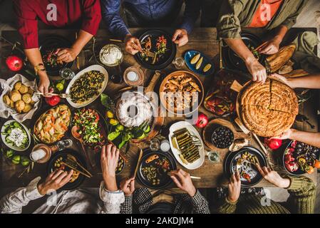 La famiglia turco celebrare a tavola con i cibi tradizionali e raki Foto Stock