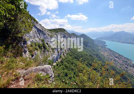 Una vista panoramica sul lago di Annecy dal mont Veyrier al mont Baron escursionismo via, Francia. Alpi bellissimo paesaggio di montagna Foto Stock