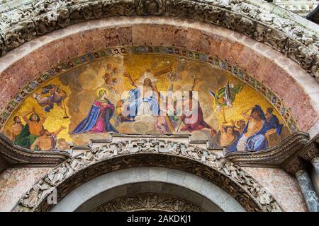 La facciata della Basilica di San Marco con l'ultima sentenza a Venezia Italia Foto Stock