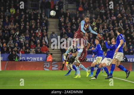 8 gennaio 2020, il re lo stadio di potenza, Leicester, Inghilterra; Carabao Cup, semi-finale, Leicester City v Aston Villa : Ezri Konsa (15) di Aston Villa testine su obiettivo e la guarda bounce back off il traversino Credito: Mark Cosgrove/news immagini Foto Stock