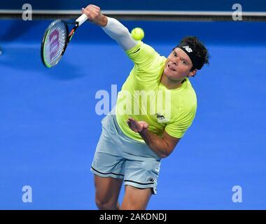 Doha in Qatar. Gen 8, 2020. Milos Raonic del Canada serve durante il secondo turno match tra Milos Raonic di di Canada e Corentin Moutet della Francia al ATP Qatar Open Tennis Tournament a Doha, in Qatar, 8 gennaio, 2020. Credito: Nikku/Xinhua/Alamy Live News Foto Stock