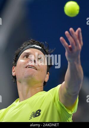 Doha in Qatar. Gen 8, 2020. Milos Raonic del Canada serve durante il secondo turno match tra Milos Raonic di di Canada e Corentin Moutet della Francia al ATP Qatar Open Tennis Tournament a Doha, in Qatar, 8 gennaio, 2020. Credito: Nikku/Xinhua/Alamy Live News Foto Stock