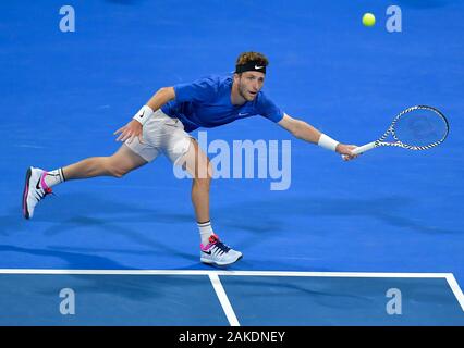 Doha in Qatar. Gen 8, 2020. Corentin Moutet di Francia restituisce la sfera durante il secondo turno match tra Milos Raonic del Canada e Corentin Moutet della Francia al ATP Qatar Open Tennis Tournament a Doha, in Qatar, 8 gennaio, 2020. Credito: Nikku/Xinhua/Alamy Live News Foto Stock