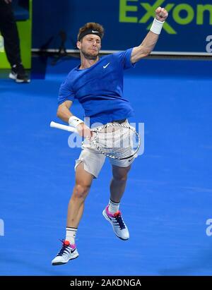 Doha in Qatar. Gen 8, 2020. Corentin Moutet di Francia reagisce durante il secondo turno match tra Milos Raonic del Canada e Corentin Moutet della Francia al ATP Qatar Open Tennis Tournament a Doha, in Qatar, 8 gennaio, 2020. Credito: Nikku/Xinhua/Alamy Live News Foto Stock