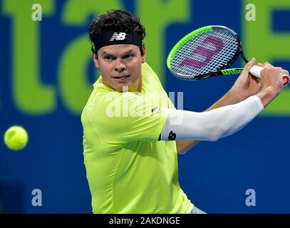 Doha in Qatar. Gen 8, 2020. Milos Raonic del Canada restituisce la sfera durante il secondo turno match tra Milos Raonic di di Canada e Corentin Moutet della Francia al ATP Qatar Open Tennis Tournament a Doha, in Qatar, 8 gennaio, 2020. Credito: Nikku/Xinhua/Alamy Live News Foto Stock