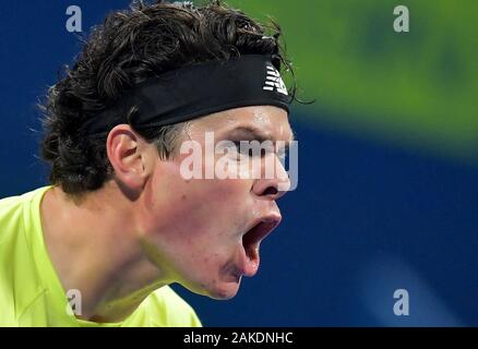 Doha in Qatar. Gen 8, 2020. Milos Raonic del Canada reagisce durante il secondo turno match tra Milos Raonic di di Canada e Corentin Moutet della Francia al ATP Qatar Open Tennis Tournament a Doha, in Qatar, 8 gennaio, 2020. Credito: Nikku/Xinhua/Alamy Live News Foto Stock