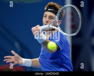 Doha in Qatar. Gen 8, 2020. Corentin Moutet di Francia restituisce la sfera durante il secondo turno match tra Milos Raonic del Canada e Corentin Moutet della Francia al ATP Qatar Open Tennis Tournament a Doha, in Qatar, 8 gennaio, 2020. Credito: Nikku/Xinhua/Alamy Live News Foto Stock