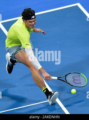 Doha in Qatar. Gen 8, 2020. Milos Raonic del Canada restituisce la sfera durante il secondo turno match tra Milos Raonic di di Canada e Corentin Moutet della Francia al ATP Qatar Open Tennis Tournament a Doha, in Qatar, 8 gennaio, 2020. Credito: Nikku/Xinhua/Alamy Live News Foto Stock