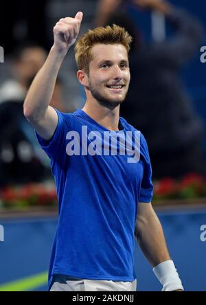 Doha in Qatar. Gen 8, 2020. Corentin Moutet di Francia festeggia dopo il secondo round match tra Milos Raonic del Canada e Corentin Moutet della Francia al ATP Qatar Open Tennis Tournament a Doha, in Qatar, 8 gennaio, 2020. Credito: Nikku/Xinhua/Alamy Live News Foto Stock