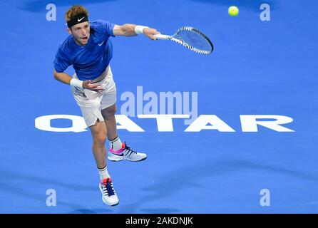 Doha in Qatar. Gen 8, 2020. Corentin Moutet di Francia serve durante il secondo turno match tra Milos Raonic del Canada e Corentin Moutet della Francia al ATP Qatar Open Tennis Tournament a Doha, in Qatar, 8 gennaio, 2020. Credito: Nikku/Xinhua/Alamy Live News Foto Stock