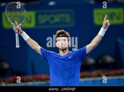 Doha in Qatar. Gen 8, 2020. Corentin Moutet di Francia festeggia dopo il secondo round match tra Milos Raonic del Canada e Corentin Moutet della Francia al ATP Qatar Open Tennis Tournament a Doha, in Qatar, 8 gennaio, 2020. Credito: Nikku/Xinhua/Alamy Live News Foto Stock