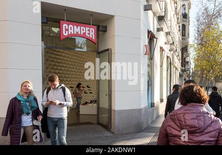 Un ramo della multinazionale spagnola di fabbricazione e di vendita al dettaglio di calzature marca Camper store visto in Spagna. Foto Stock