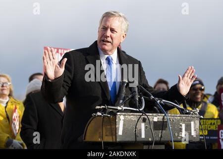 Washington, DC, Stati Uniti d'America. Gen 8, 2020. 8 gennaio 2020 - Washington, DC, Stati Uniti: U.S. Marchio rappresentativo dei prati (R-NC), discutendo di impeachment nella parte anteriore di U.S. Capitol. Credito: Michael Brochstein/ZUMA filo/Alamy Live News Foto Stock